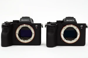 α7R IVの従来型番「ILCE-7RM4」と仕様変更となった新型番「ILCE-7RM4A」はどこが違うのか？背面の液晶モニターをマクロ撮影して比較してみた。 - ソニーが基本的に好き。|スマホタブレットからカメラまで情報満載
