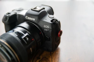 【2022年版】Canon eos R5をレビュー！最新のミラーレスカメラを作例と共に紹介！